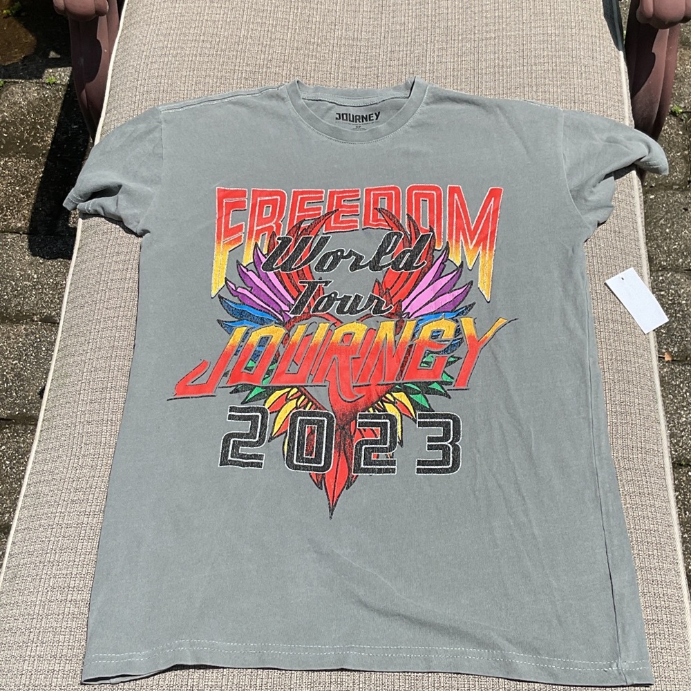 Journey Gray Graphic T-Shirt, Size Small.